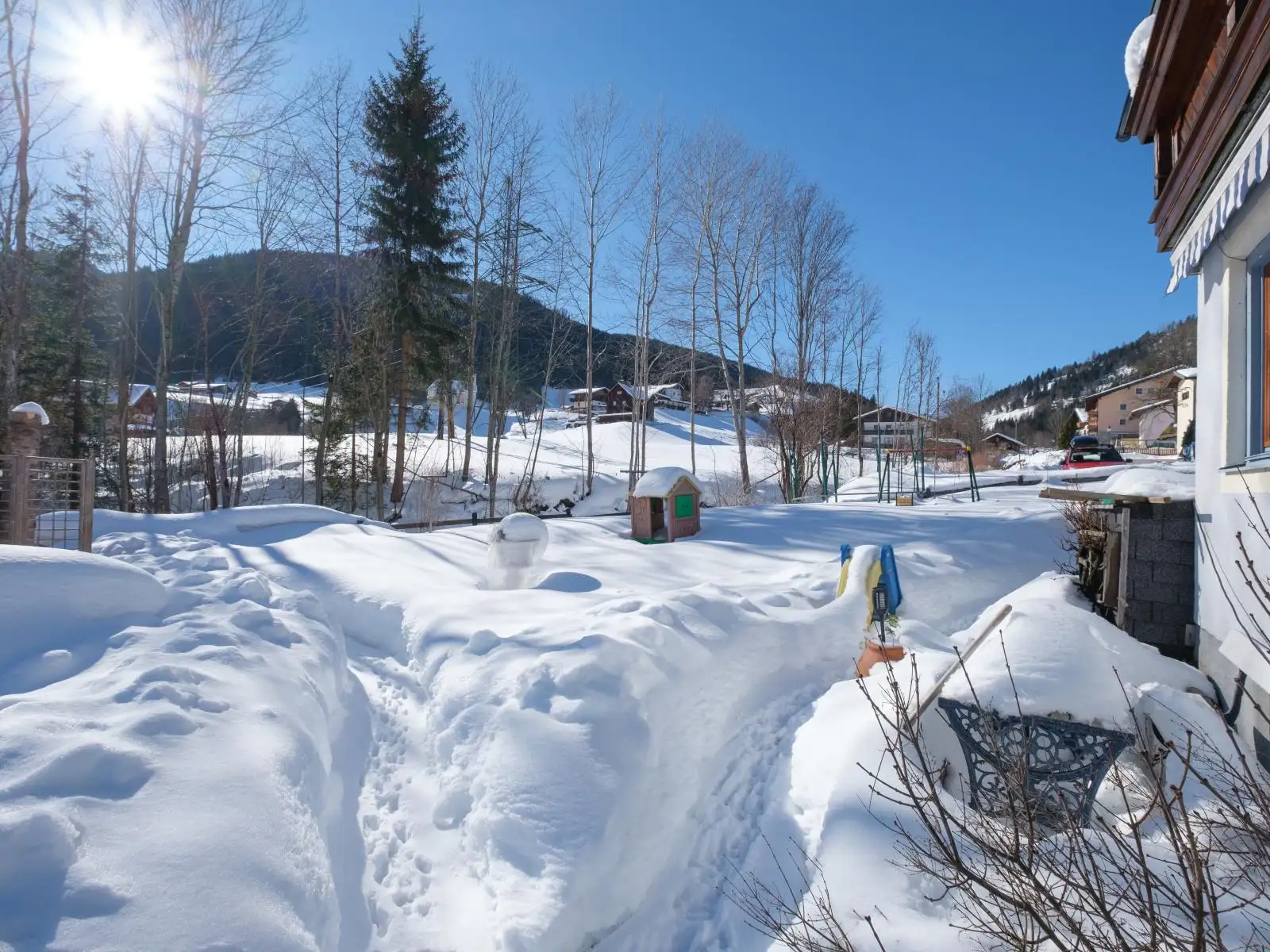 Besneeuwde tuin in Forstau